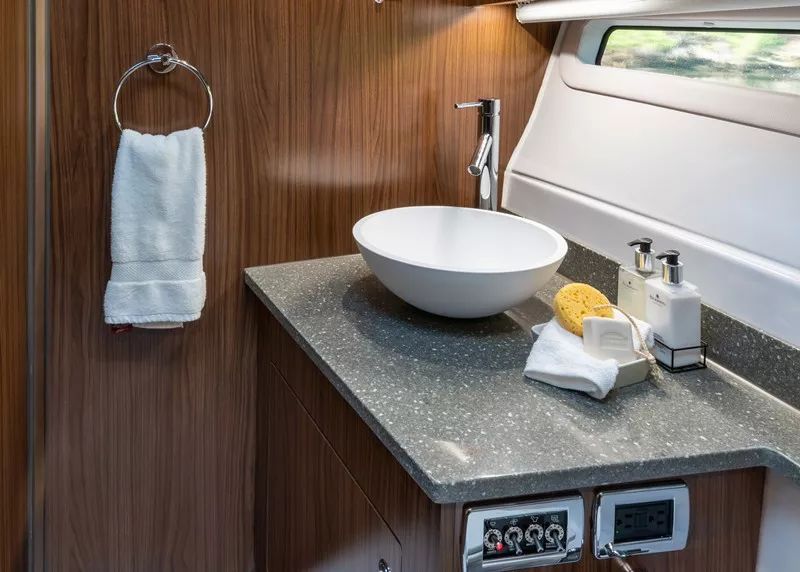 刷新美国运动艇巅峰 37尺创新佳作，厨卫设计与航海体验的双重革命